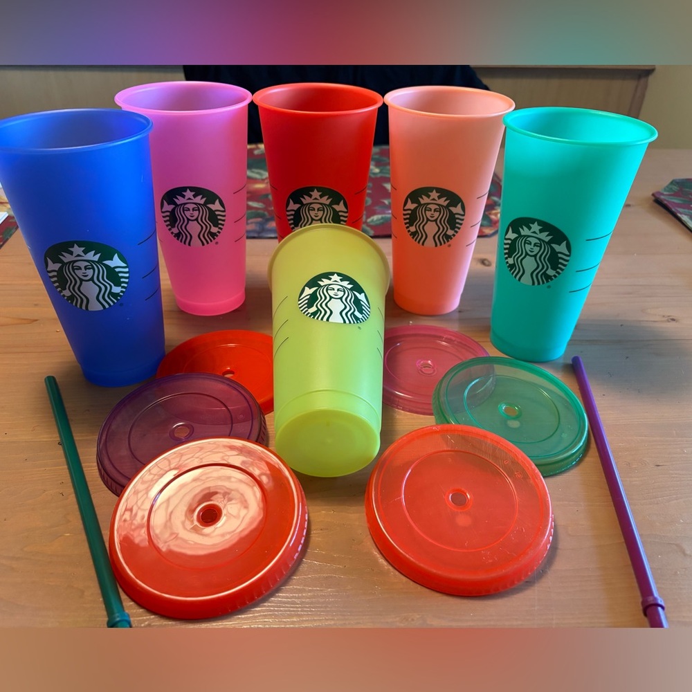 STARBUCKS LOT OF 6 LG CUPS W LIDS AND 2 STRAWS NEVER USED